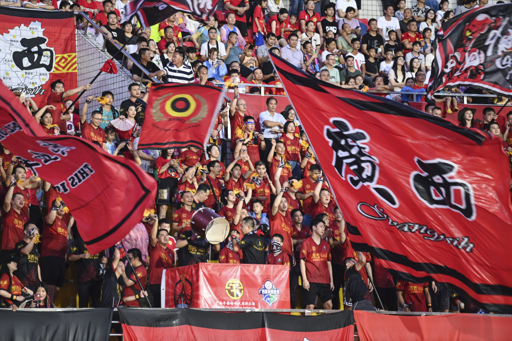  菲尔特主场球迷助威，德甲氛围助力球队突围